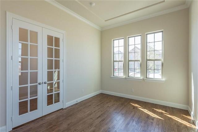 Photo - 560 Thoroughbred Ave