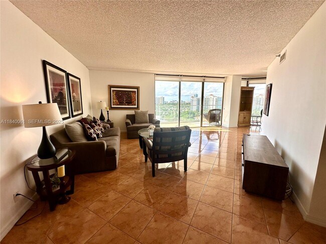 Photo - 19707 Turnberry Way Unidad 15B