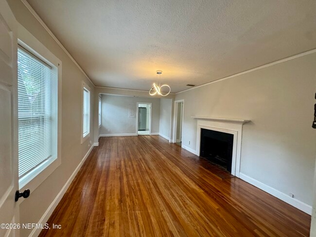 Photo - 3352 College St