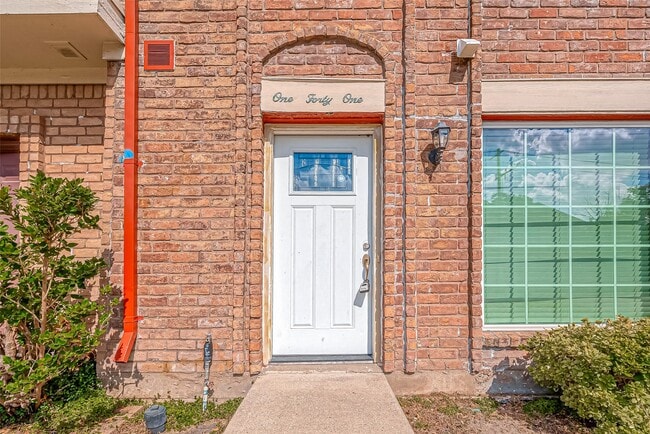 Building Photo - 7700 Creekbend Dr Unit 141