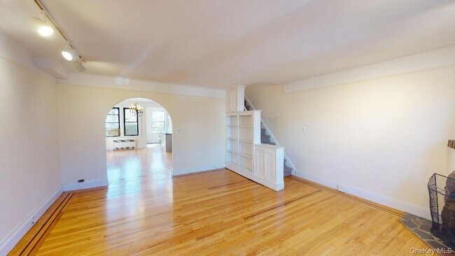 Photo - 68-24 Juno St