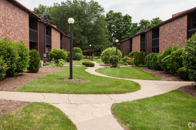 Attractive and well kept landscaping - Quail Hollow Apartments