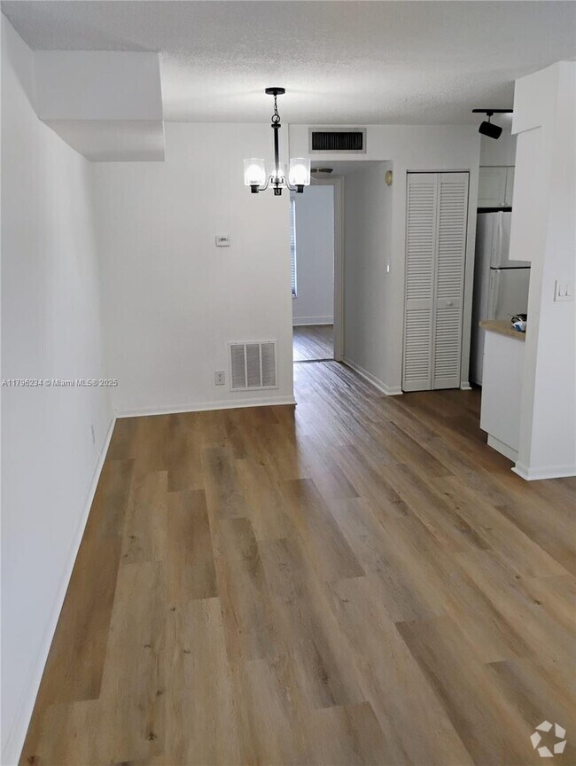 Building Photo - 1100 SE 4th Ave Unit 18 Rental
