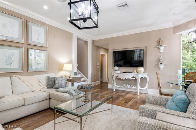 Photo - 993 8th St S