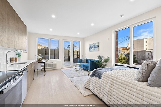 Building Photo - 1 Mallory Ave Unit 202