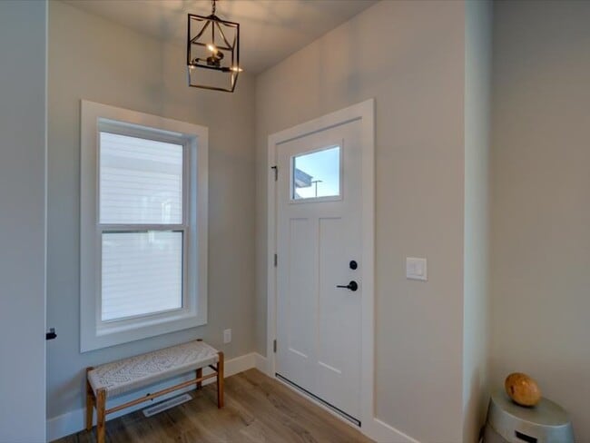 Building Photo - 4880 Romaine Rd