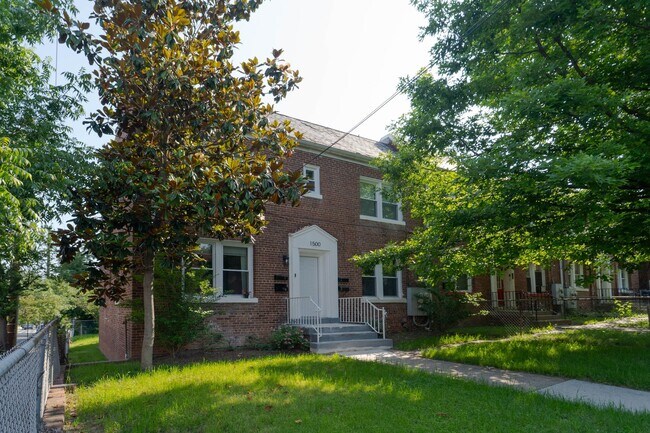 Building Photo - Move In Ready 2 BD 1 BA close to Metro, Sh... Unit Apt 2