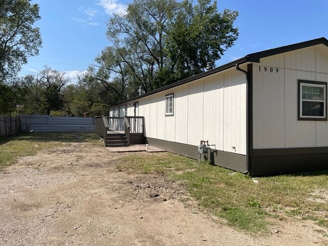 Building Photo - 3 Bed 2 Bath in South Wichita - Space for ...