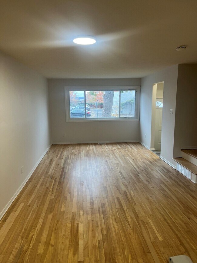 Photo - 1482A Morisset Av