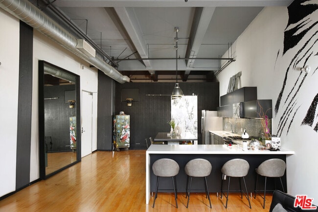 Photo - 1850 Industrial St Unidad 215