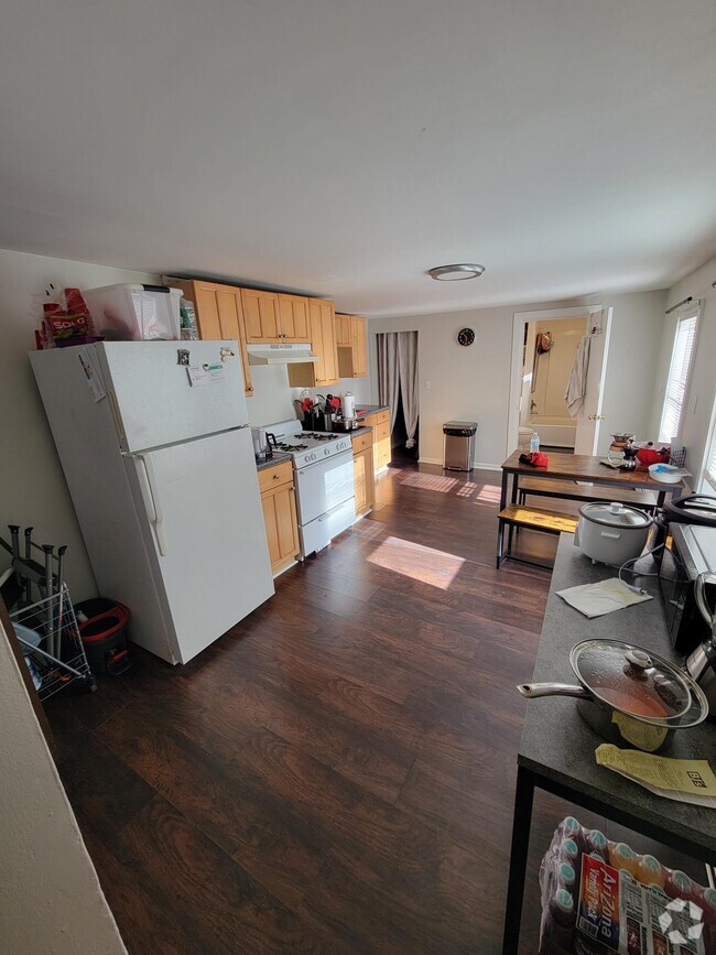 Building Photo - 239 Bennington St Unit #1 Rental