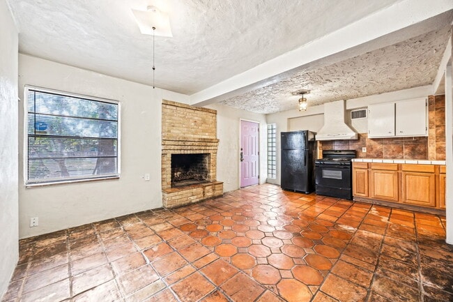 Photo - Charming 2-bedroom, 1-bath home $500 OFF R... Unit Apt #2