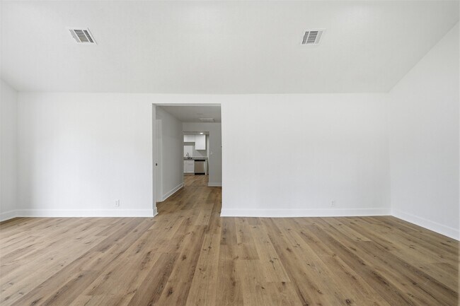 Photo - 915 W Lewis St