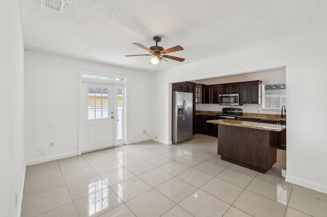 Photo - 2-Bedroom, 1.5-Bathroom Home in Tampa – Pe...