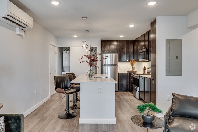 2BR, 2BA - 976SF