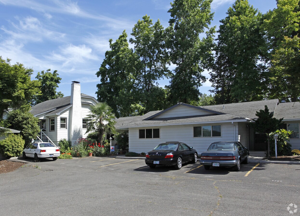 Lake Road Square - Lake Road Square Apartments