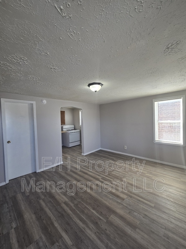 Building Photo - 938 N Broadway Ave Unit 4