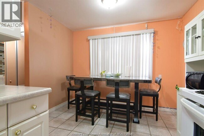 Photo - 5468 Lassaline Ave