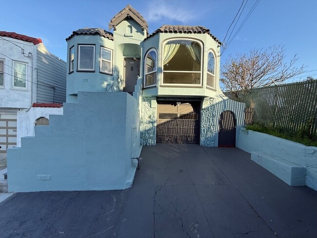 Building Photo - Spacious Home on a Quiet Cul-de-sac Near Little Hollywood