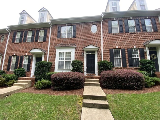 AVAILABLE NOW! BEAUTIFUL BRICK FRONT TOWNH... - AVAILABLE NOW! BEAUTIFUL BRICK FRONT TOWNH... House