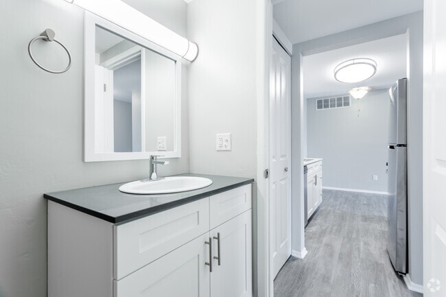 2 BR, 1 BA - 905 SF