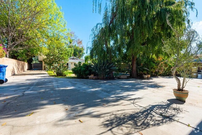 Building Photo - 4537 Mammoth Ave Rental