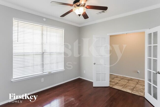 Photo - 719 Hickory Ln