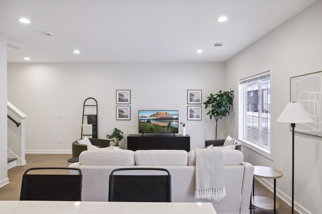 Photo - 958 Willow Pl