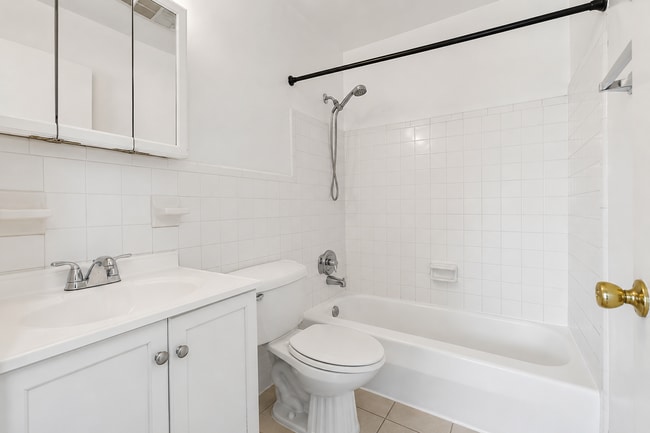 Charming 2-Bed Oasis on Providence Blvd – Cozy Living in Deltona!