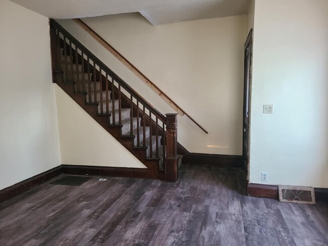 Photo - 719 W 5th St