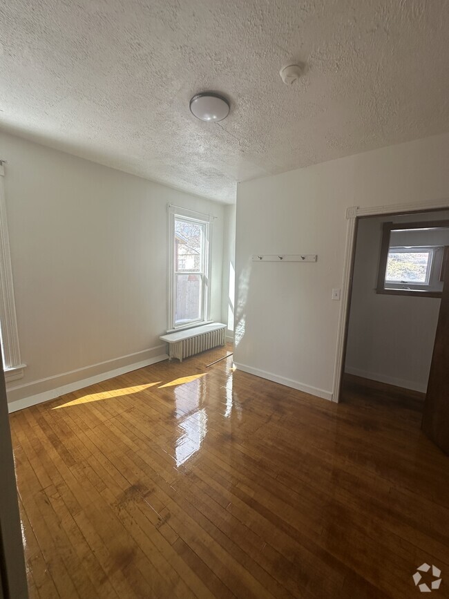 Building Photo - 409 Cedar St Rental