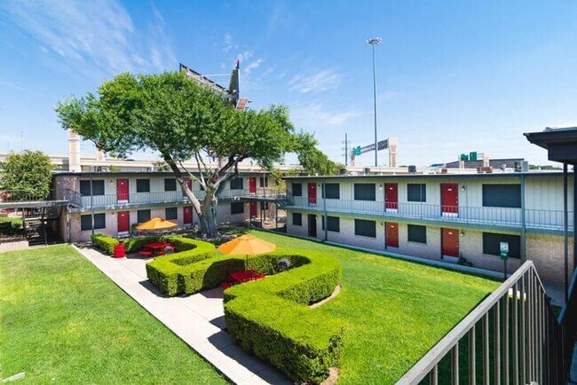 Photo - 6945 I-10 Unidad c1