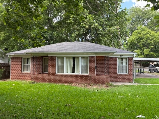 Photo - Beautiful 4 bedroom/1 bath with Central Air & Heat on Corner Lot