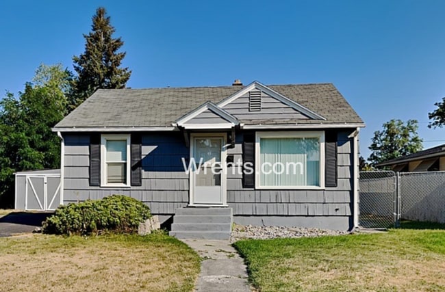 Building Photo - Charming 3 Bedroom Home with Detached Garage – Available Soon!