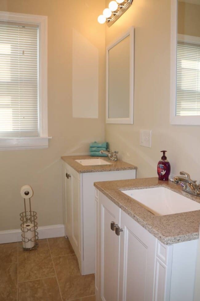 Photo - Updated 3 bedroom in Elmhurst / by Providence College Unit #1