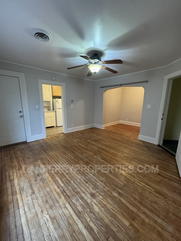 Photo - 915 N Main St