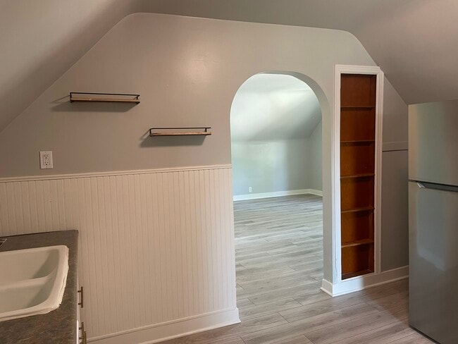 Building Photo - 1403 Columbus Ave Unit Upper Floor Rental