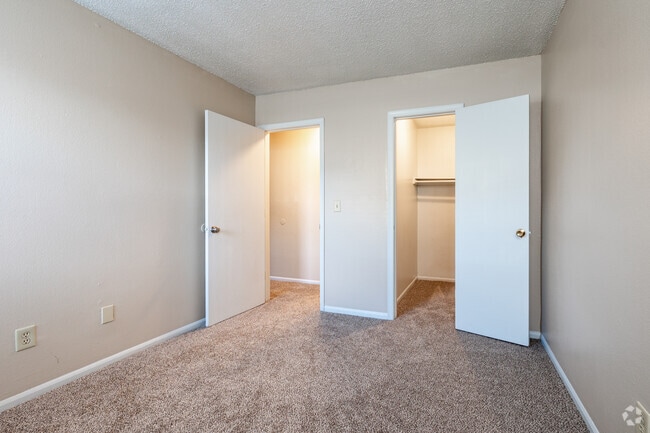 2BR, 1BA - 745SF - 2nd Bedroom