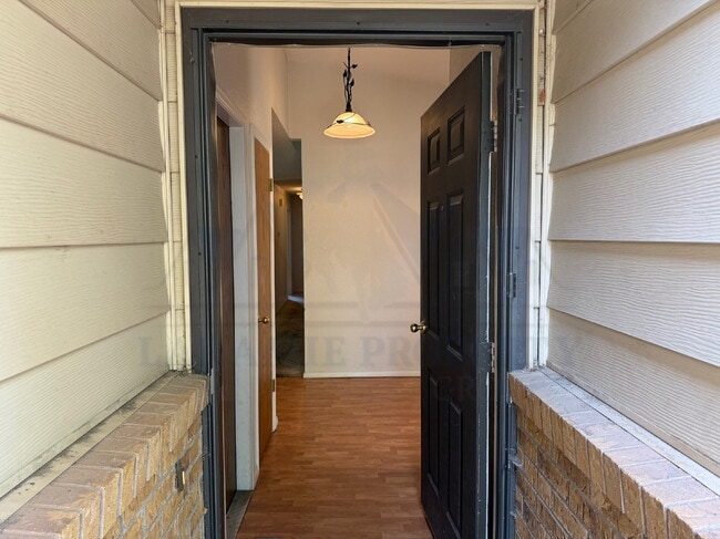 Photo - Single-Level 3-Bedroom Townhome with Primary Suite & Attached Garage