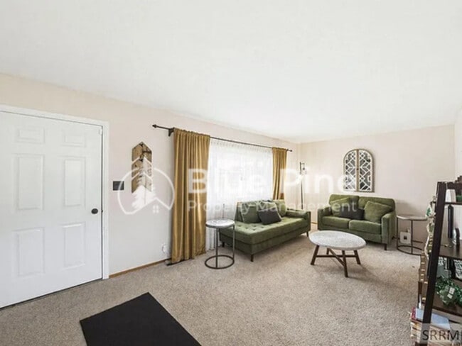 Photo - 407 Valley Dr
