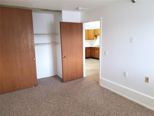 Photo - 215 Linden Ave W