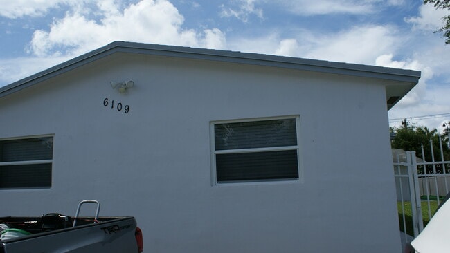 Building Photo - 6109 SW 30th St Unit Miramar #4
