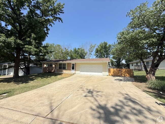 Building Photo - 2 Martin Ln Rental