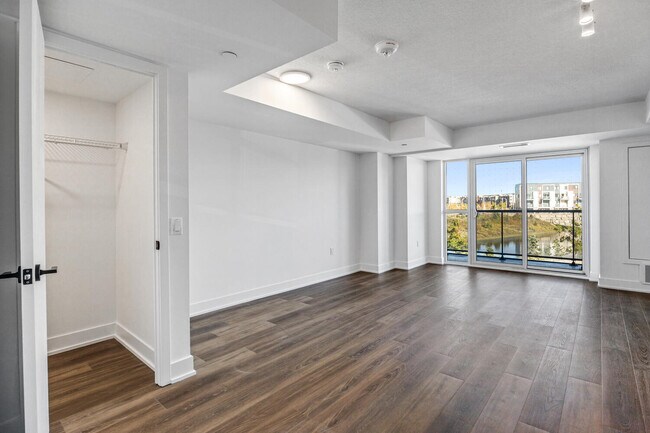 Photo - VERY SPACIOUS  bachelor unit (550 sq ft) Unit 203