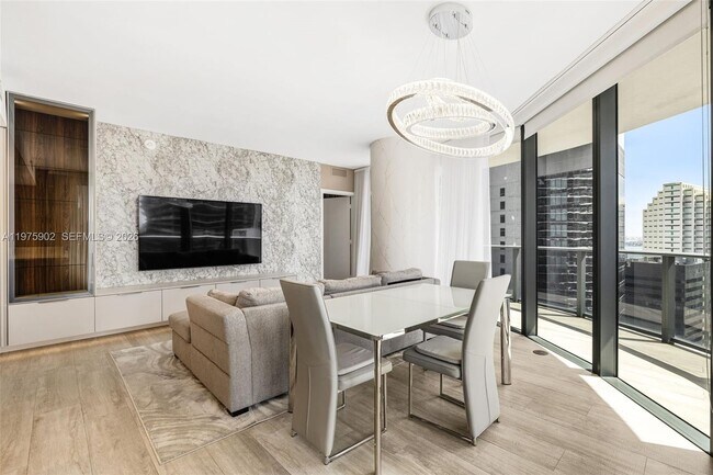 Building Photo - 45 SW 9th St Unit 2303