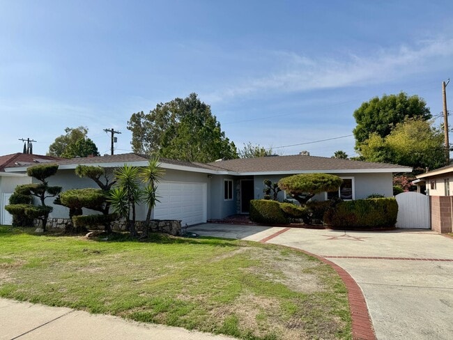 Building Photo - Charming 4-Bedroom Home on a Quiet Tree-Li...