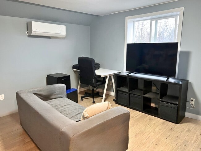 Photo - 129 Colborne St