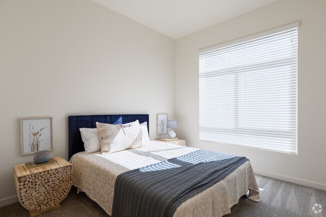 2BR, 2BA - 903SF