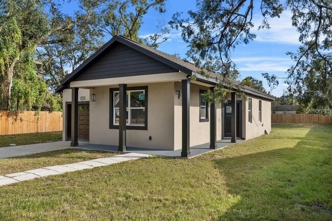 Building Photo - 724 W Crescent Dr