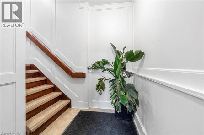 Photo - 215 Locke St S